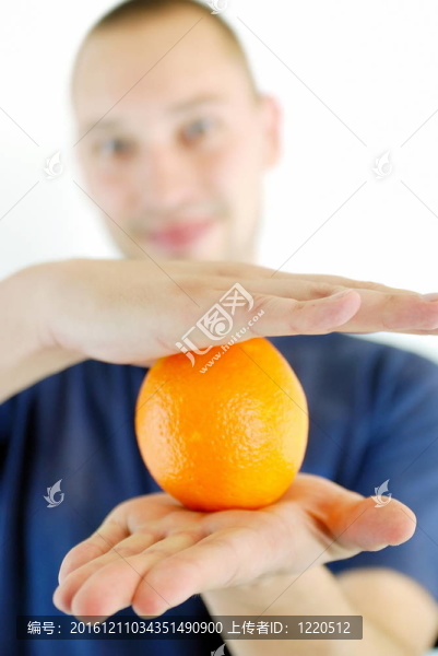 人與橙色