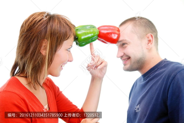幸福夫婦手持辣椒頭