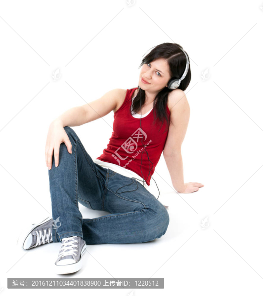 在MP3播放器耳機(jī)的年輕女子