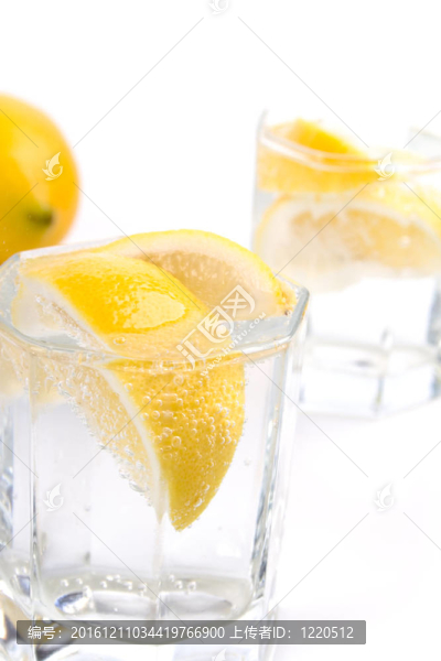 蘇打水和檸檬