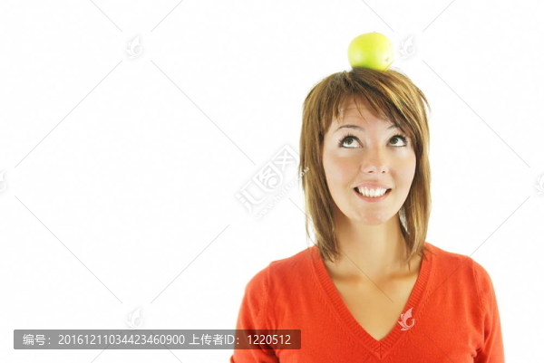 漂亮的女孩頭上有蘋(píng)果