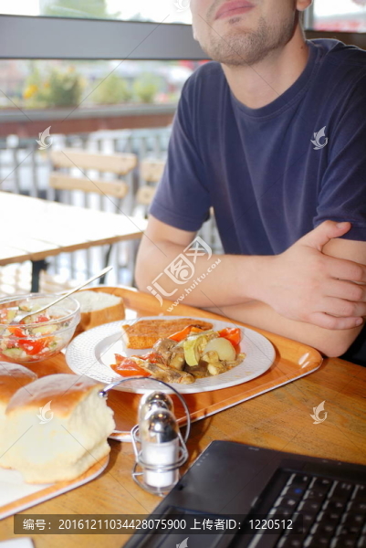 男人吃健康食品它餐廳