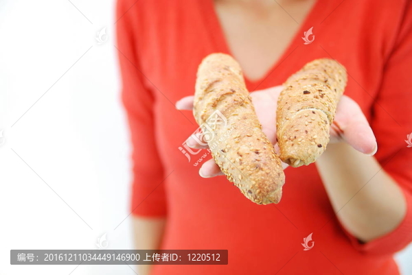 新鮮的牛角包在女人的手