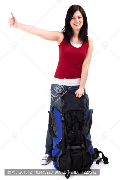 年輕女性游客帶背包停車