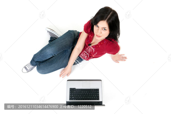 坐在地板上的年輕婦女在筆記本電腦上工作