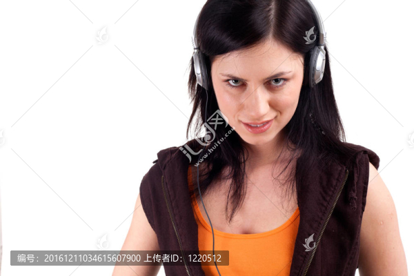 在MP3播放器耳機(jī)的年輕女子