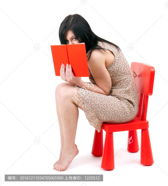 坐在紅色；孩子的椅子年輕女子封面書(shū)