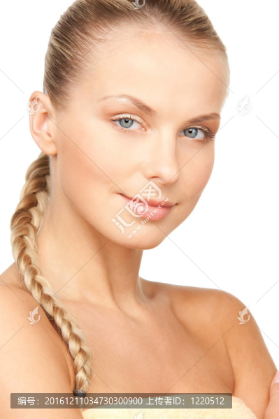 可愛的女人在毛巾