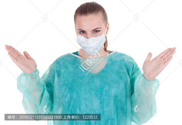 女醫(yī)生在醫(yī)用口罩上準備拉手術(shù)手套