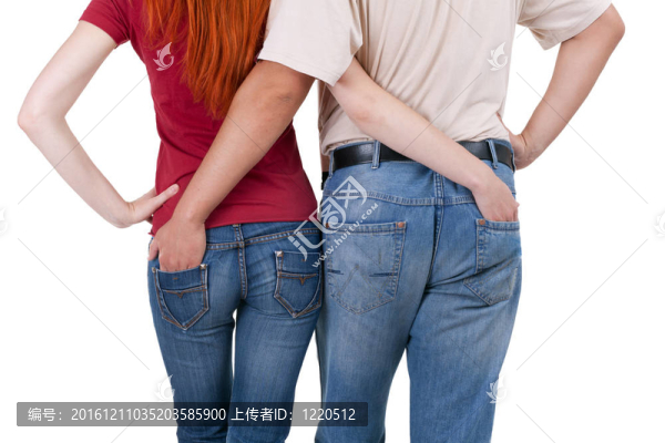 兩個(gè)人擁抱在一起；在白色上孤立
