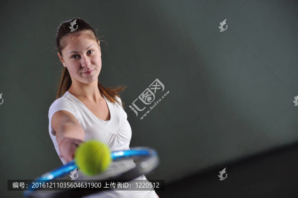一個(gè)打網(wǎng)球的女人