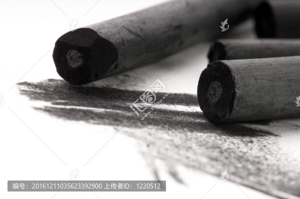 藝術(shù)家的黑木炭臟污