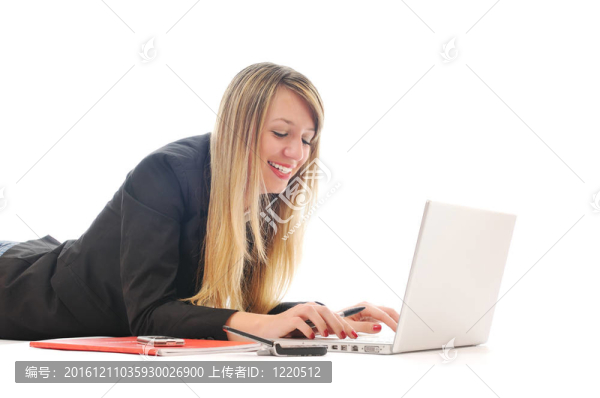 一個年輕女孩在白色的筆記本電腦上工作