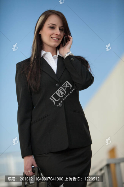 有吸引力的二十多歲的白人黑人女商人