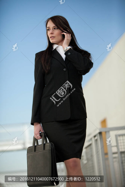 有吸引力的二十多歲的白人黑人女商人