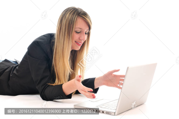 女孩在筆記本電腦上工作
