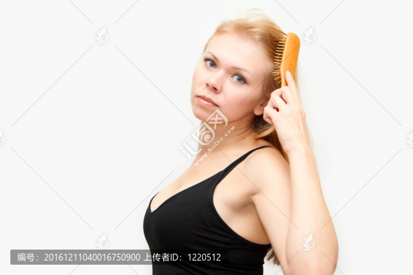 女孩做頭發(fā)