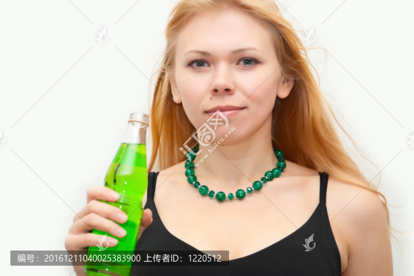 帶果汁瓶的女孩