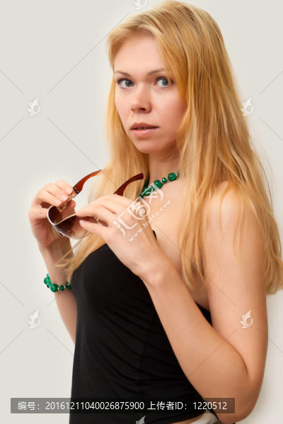 戴眼鏡的漂亮女孩