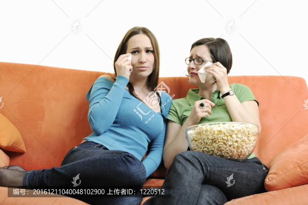 兩個女人在看電視