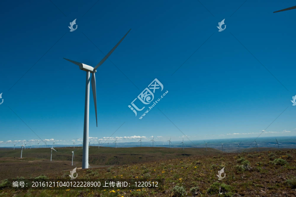 在山嶺巨人的風(fēng)力渦輪機(jī)