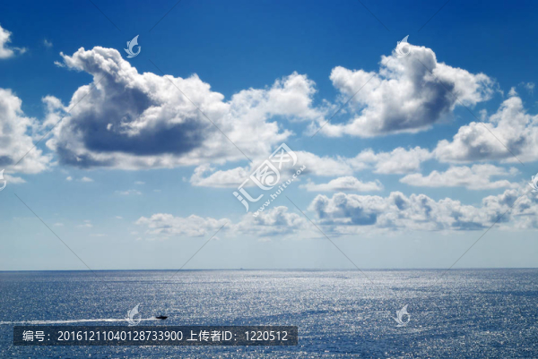 多云的天空和大海