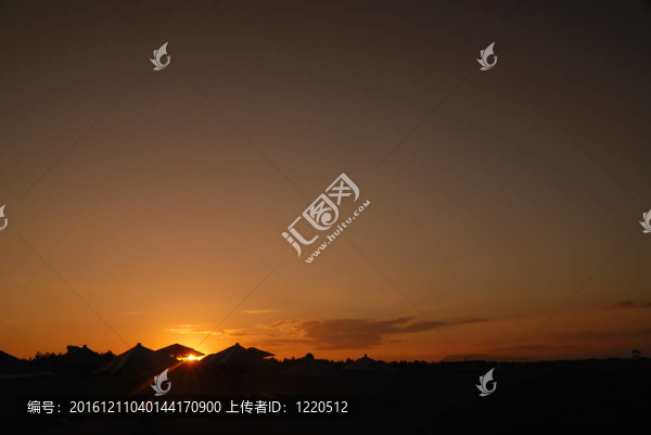 海灘上的陽(yáng)光與海灘傘剪影