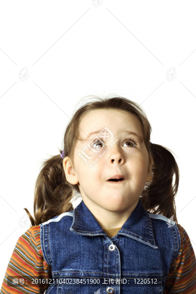 可愛(ài)的小女孩驚訝地抬頭