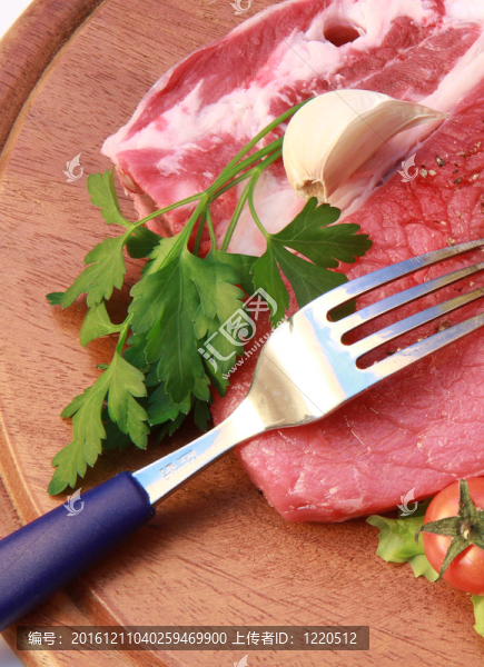 新鮮肉和一些蔬菜
