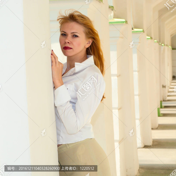 專欄中女孩的肖像