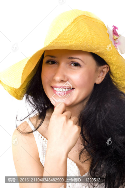 戴著白色帽子的年輕女士