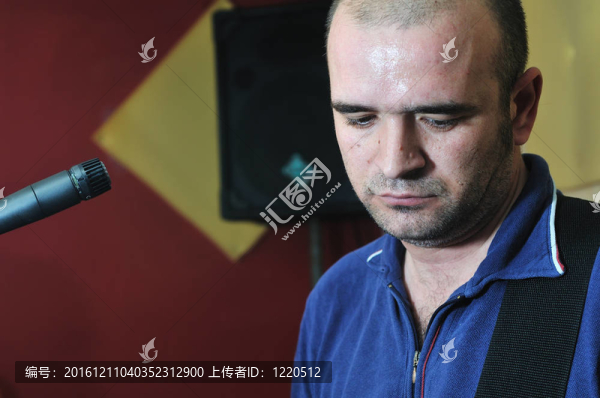音樂樂隊在車庫里訓練