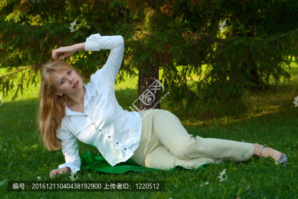 女性享受自然