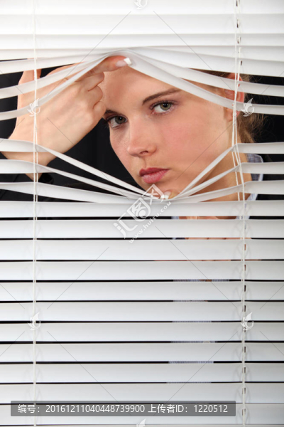 透過窗簾的女人