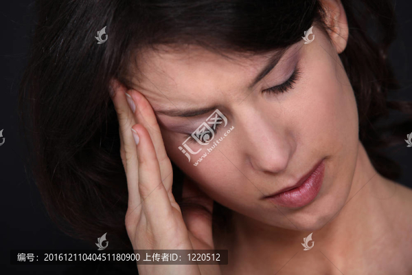 一個(gè)女人頭疼的特寫