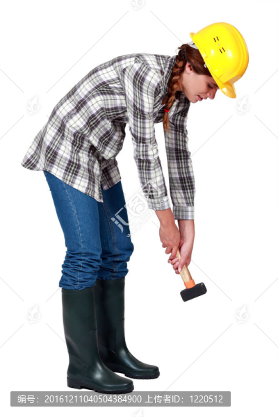 女建筑工人用錘子