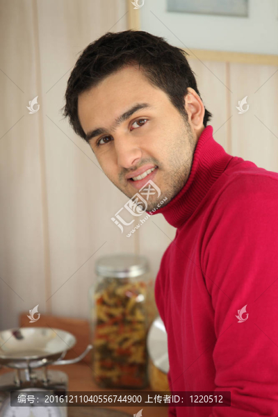 廚房里黑發(fā)男子
