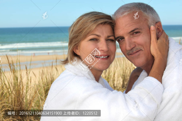 海灘上的一對可愛的中年夫婦。