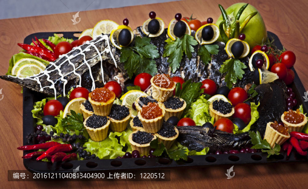 有黑色和紅魚子醬烤鱘魚