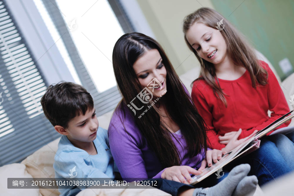 年輕媽媽和孩子在家玩讀書
