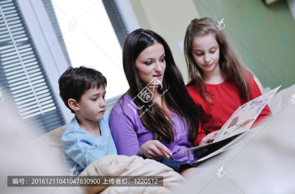 年輕媽媽和孩子在家玩讀書