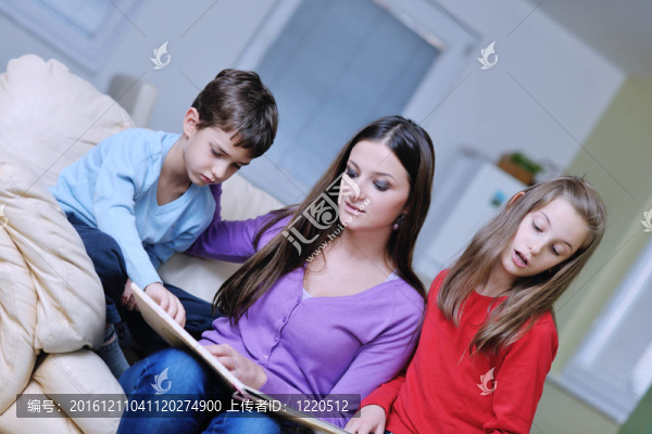 年輕媽媽和孩子在家玩讀書