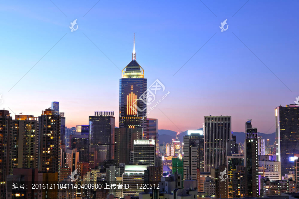 香港在晚上擁擠的建筑物