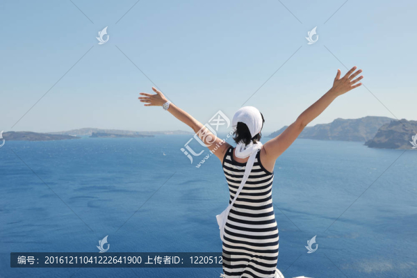 在伊亞街頭的希臘女人；圣托里尼；希臘