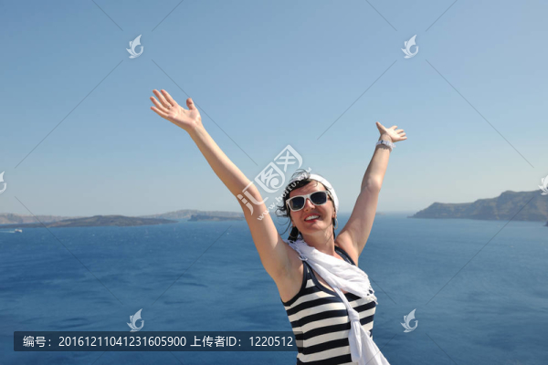 在伊亞街頭的希臘女人；圣托里尼；希臘