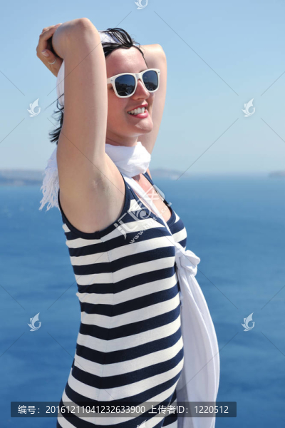在伊亞街頭的希臘女人；圣托里尼；希臘