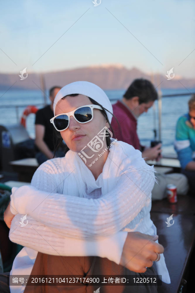 在伊亞街頭的希臘女人；圣托里尼；希臘