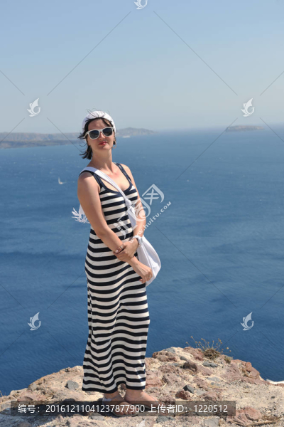 在伊亞街頭的希臘女人；圣托里尼；希臘