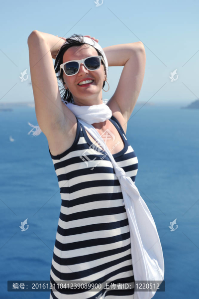 在伊亞街頭的希臘女人；圣托里尼；希臘
