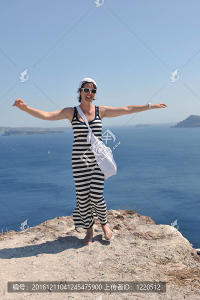 在伊亞街頭的希臘女人；圣托里尼；希臘